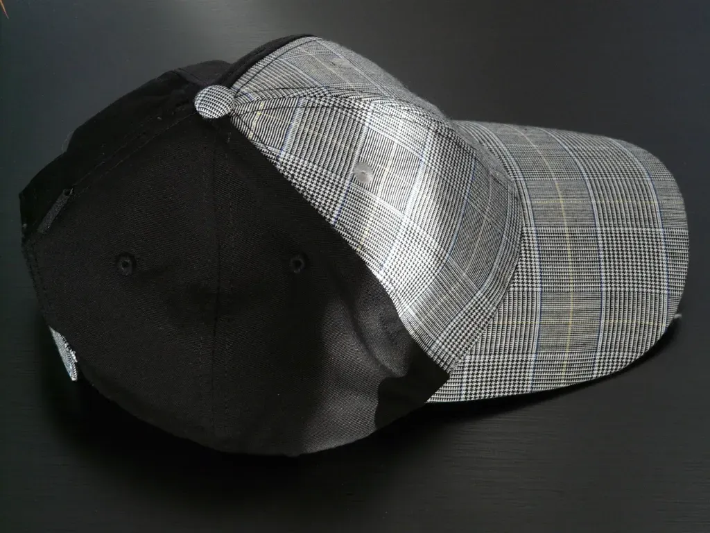 Jak nosić czapkę z daszkiem jako dziewczyna